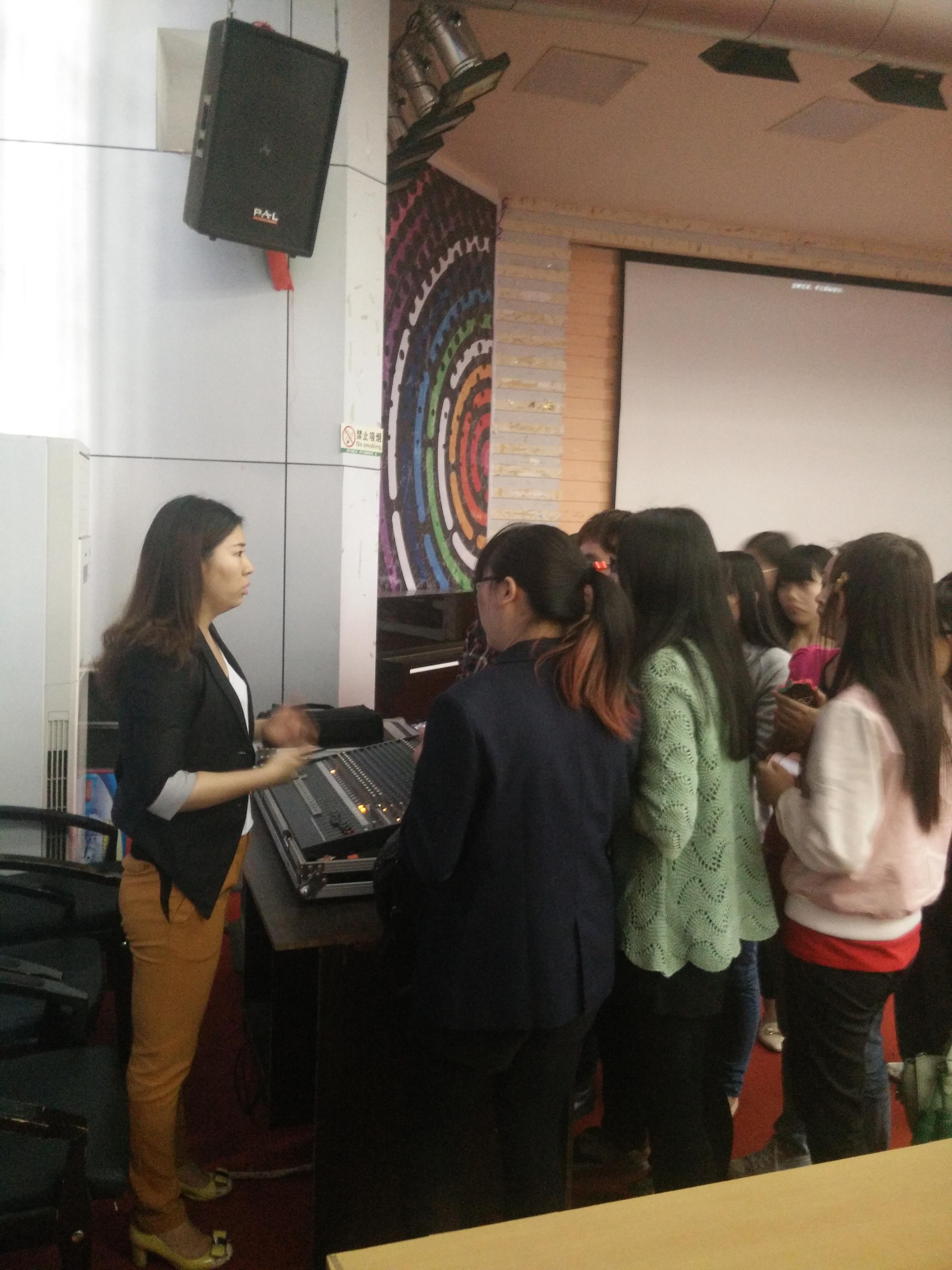 公司员工积极向郭经理提问咨询